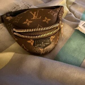 LOUIS VUITTON
Monogram Party Bumbag Bracelet